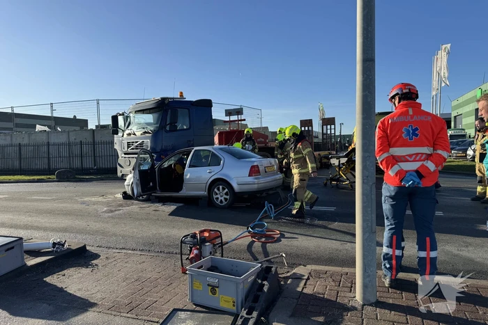 Twee gewonden bij ongeval met vrachtwagen