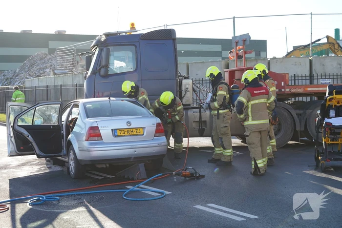 Twee gewonden bij ongeval met vrachtwagen
