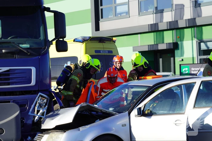 Twee gewonden bij ongeval met vrachtwagen