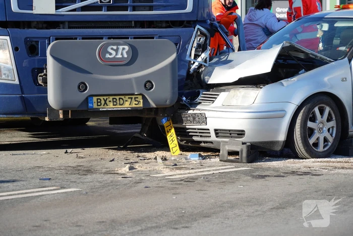 Twee gewonden bij ongeval met vrachtwagen