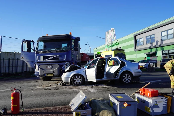 Twee gewonden bij ongeval met vrachtwagen