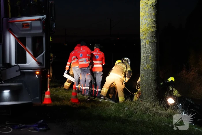 Hulpdiensten redden bestuurster uit te water geraakte auto