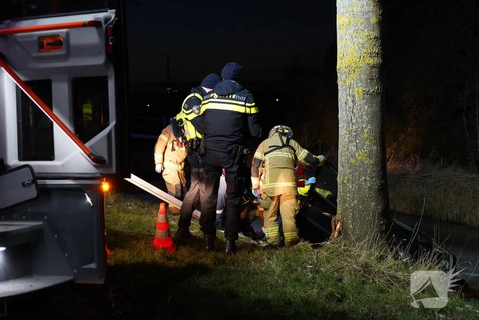 Hulpdiensten redden bestuurster uit te water geraakte auto