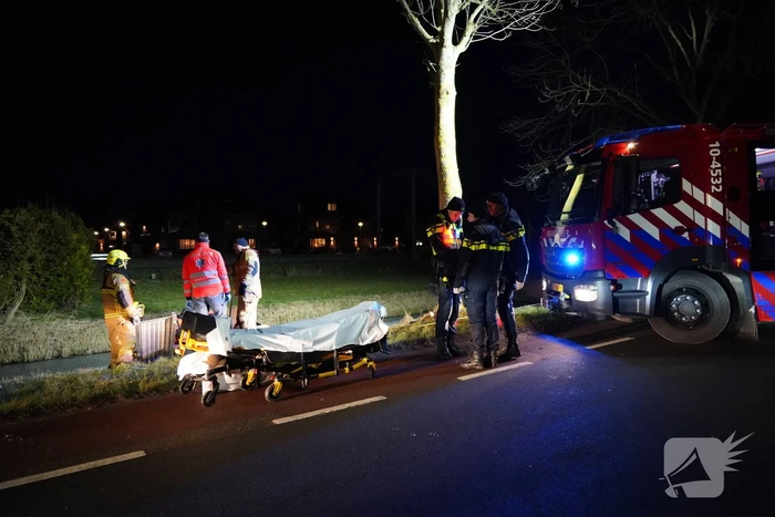 Hulpdiensten redden bestuurster uit te water geraakte auto