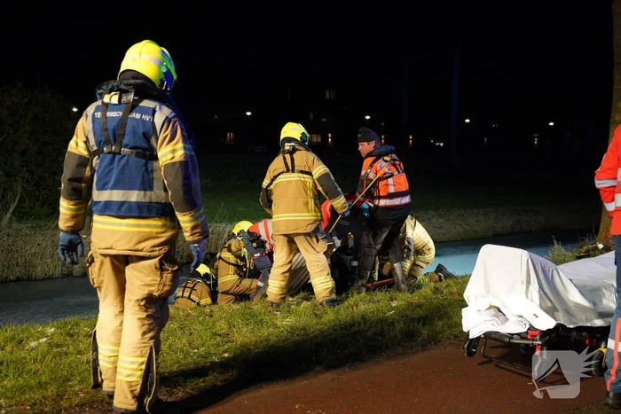 Hulpdiensten redden bestuurster uit te water geraakte auto