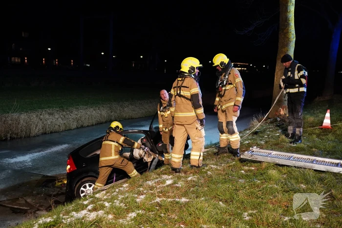 Hulpdiensten redden bestuurster uit te water geraakte auto
