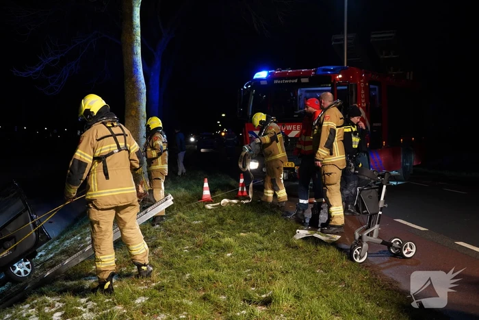 Hulpdiensten redden bestuurster uit te water geraakte auto
