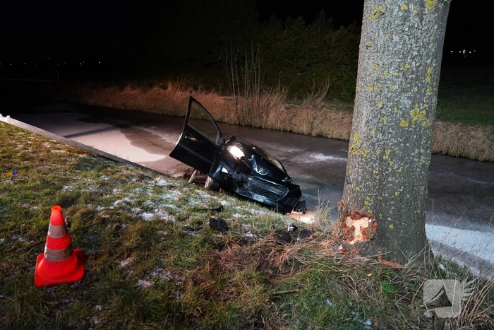 Hulpdiensten redden bestuurster uit te water geraakte auto