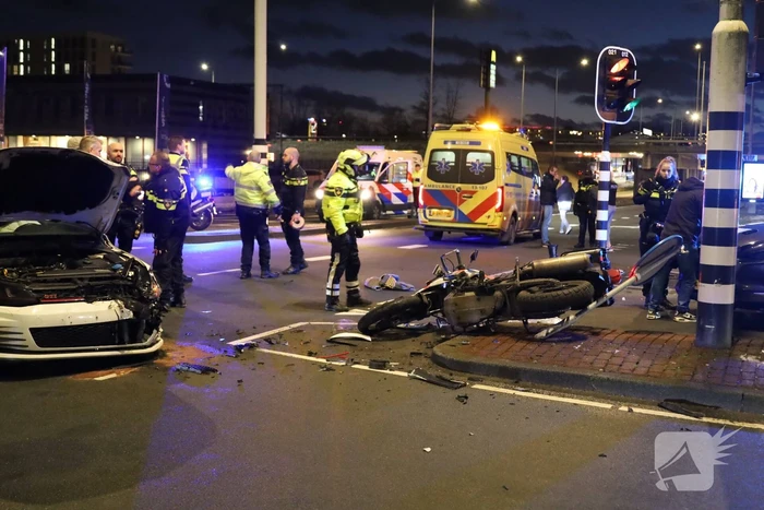 Motoragent gewond bij botsing met auto