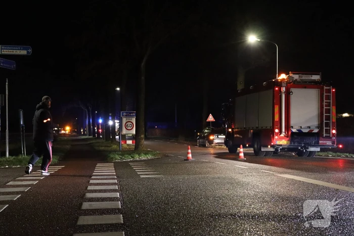 Persoon overleden nadat auto op kop belandt