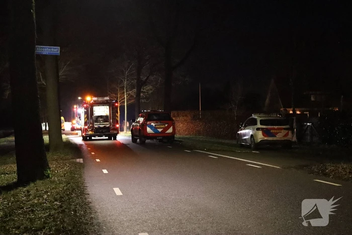 Persoon overleden nadat auto op kop belandt