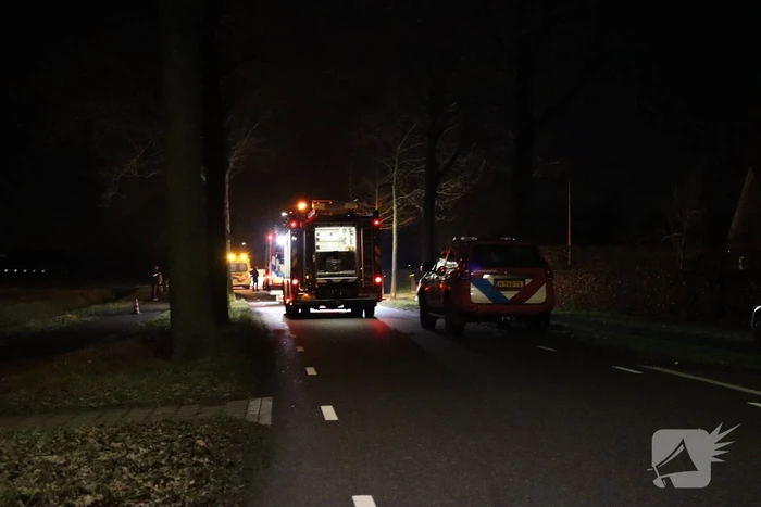 Persoon overleden nadat auto op kop belandt