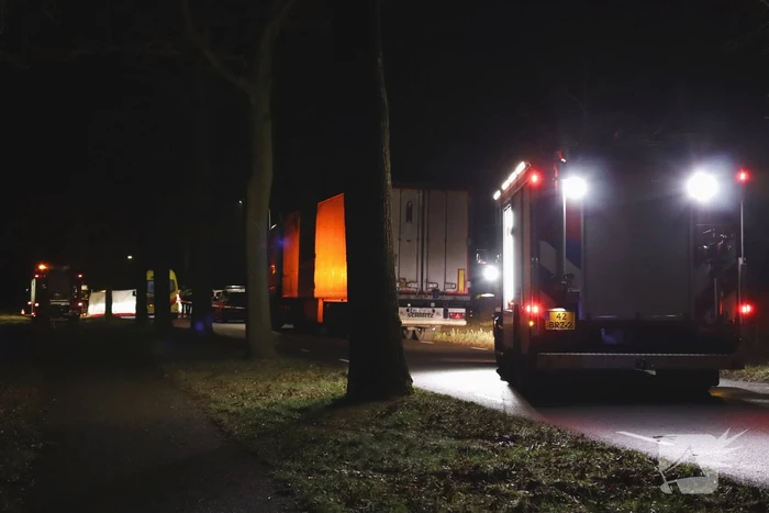 Persoon overleden nadat auto op kop belandt