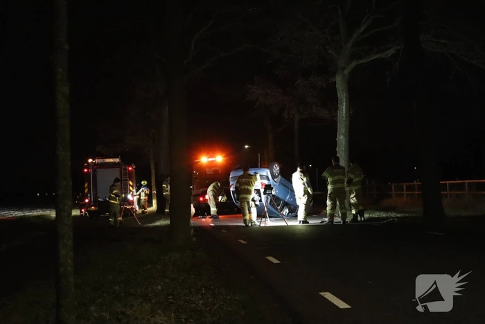 Persoon overleden nadat auto op kop belandt
