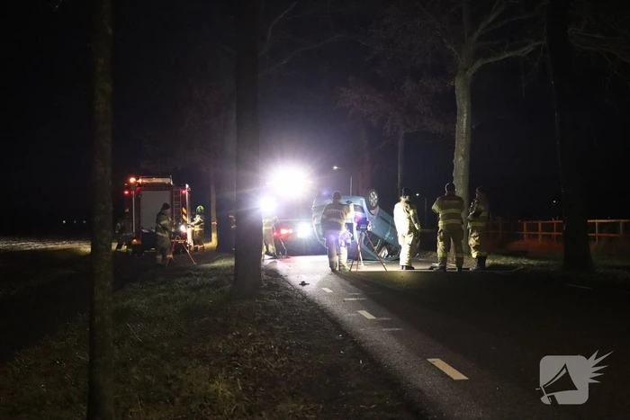 Persoon overleden nadat auto op kop belandt