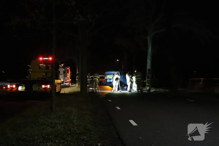 Persoon overleden nadat auto op kop belandt