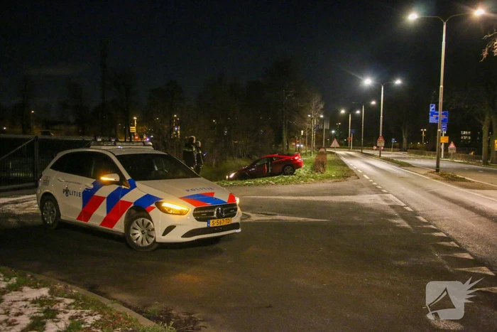 Voertuig raakt net niet te water bij ongeval