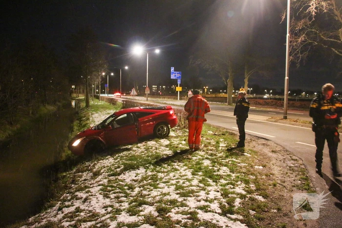 Voertuig raakt net niet te water bij ongeval