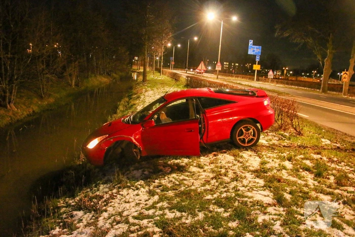 Voertuig raakt net niet te water bij ongeval