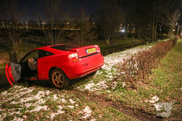 Voertuig raakt net niet te water bij ongeval