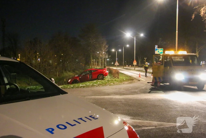 Voertuig raakt net niet te water bij ongeval
