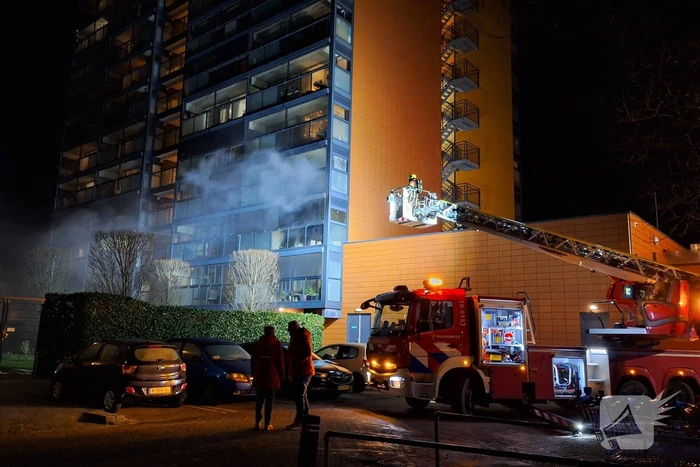 Grote uitslaande brand in flatgebouw