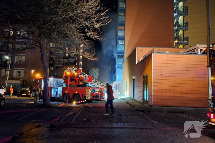 Grote uitslaande brand in flatgebouw