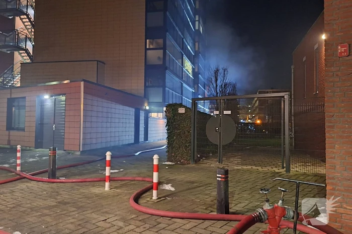 Grote uitslaande brand in flatgebouw