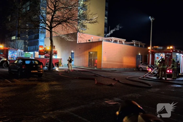 Grote uitslaande brand in flatgebouw