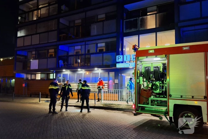 Grote uitslaande brand in flatgebouw