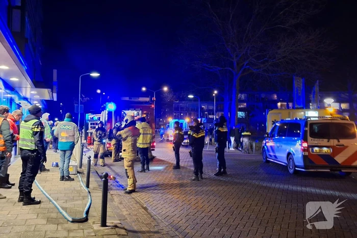 Grote uitslaande brand in flatgebouw