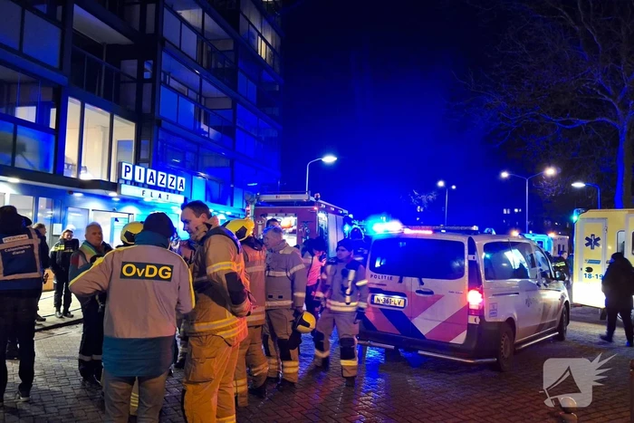 Grote uitslaande brand in flatgebouw