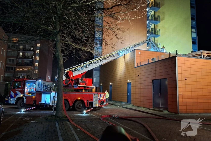Grote uitslaande brand in flatgebouw