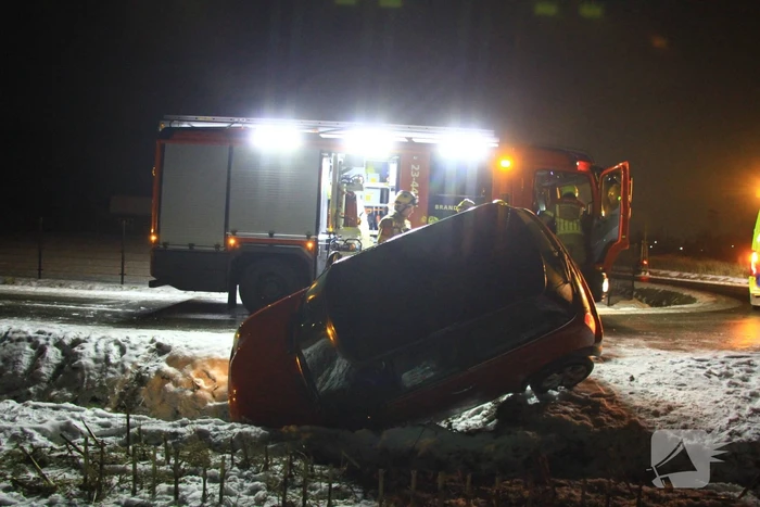Automobilist belandt in greppel door gladheid