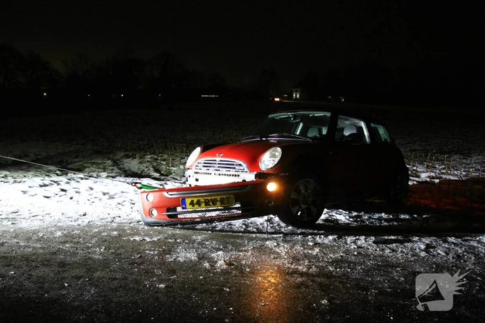 Automobilist belandt in greppel door gladheid