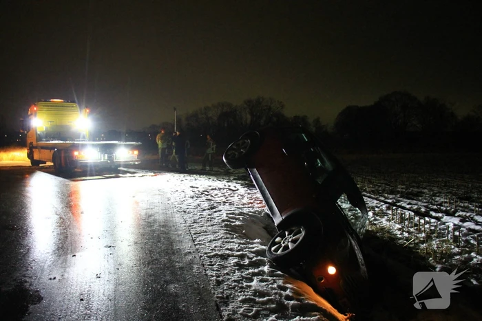 Automobilist belandt in greppel door gladheid