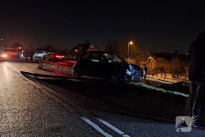 Automobilist rijdt lantaarnpaal uit de grond