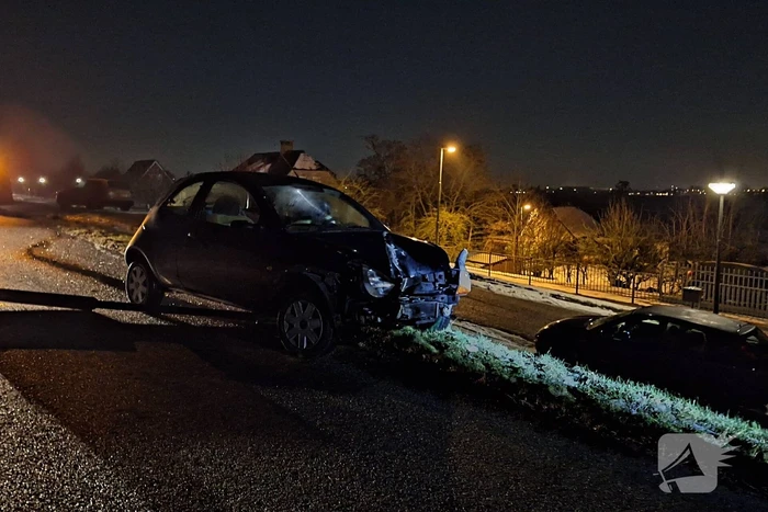 Automobilist rijdt lantaarnpaal uit de grond