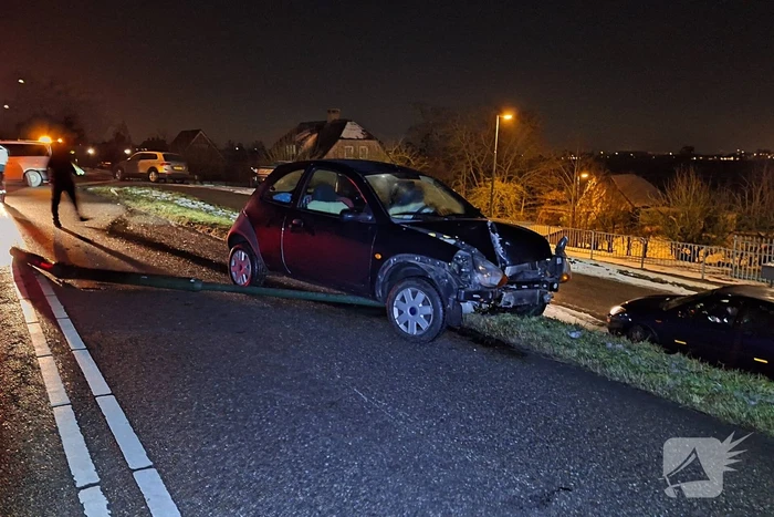 Automobilist rijdt lantaarnpaal uit de grond