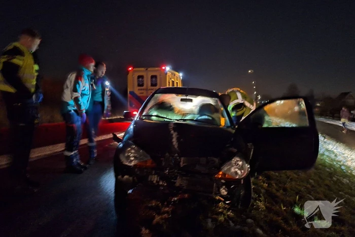 Automobilist rijdt lantaarnpaal uit de grond