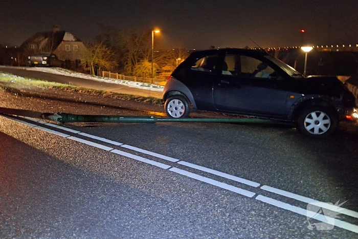 Automobilist rijdt lantaarnpaal uit de grond