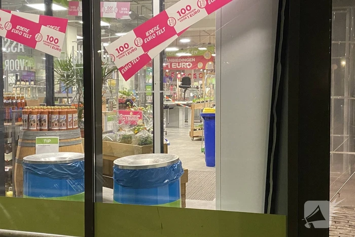 Supermarktmedewerker in rug gestoken tijdens overval