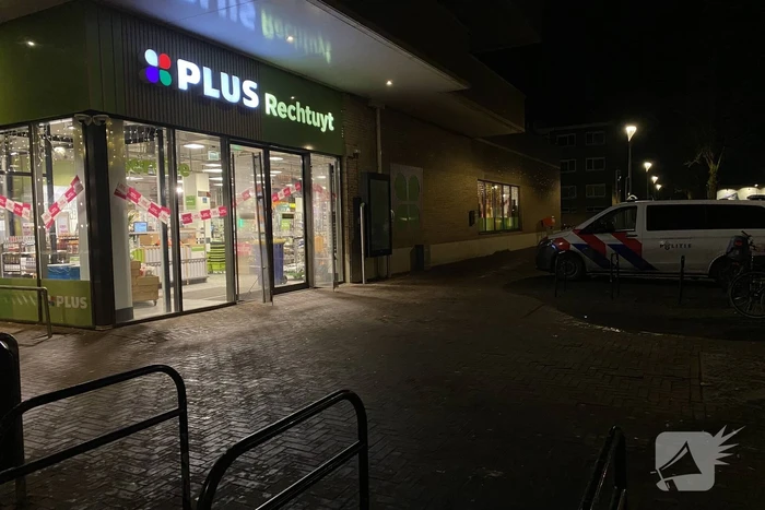 Supermarktmedewerker in rug gestoken tijdens overval