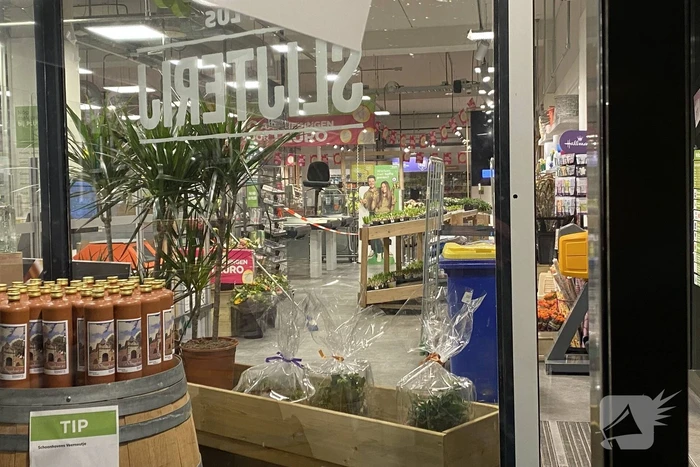 Supermarktmedewerker in rug gestoken tijdens overval