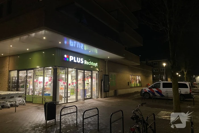 Supermarktmedewerker in rug gestoken tijdens overval