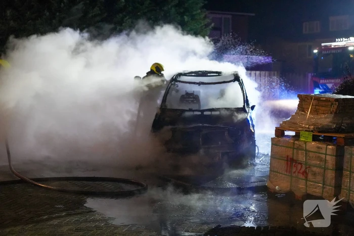 Voertuig volledig uitgebrand