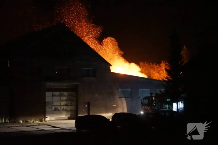 Uitslaande brand verwoest woning