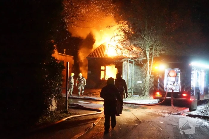 Uitslaande brand verwoest woning