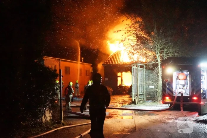 Uitslaande brand verwoest woning