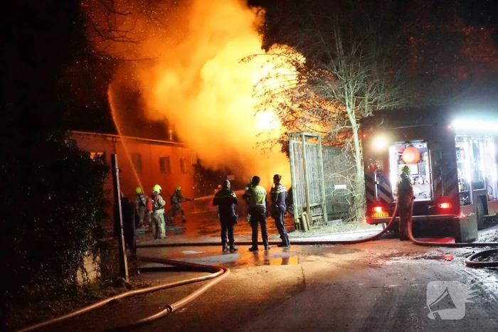 Uitslaande brand verwoest woning